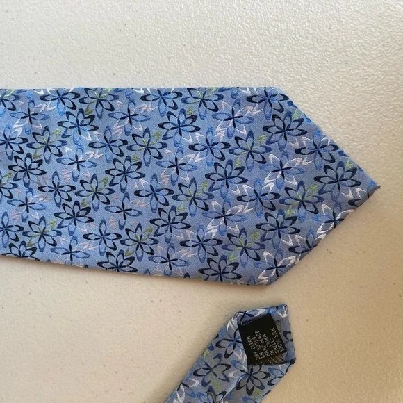 Jhane Barnes 100% Silk Blue Floral Botanical Starburst Geometric Pattern Tie - Picture 17 of 17